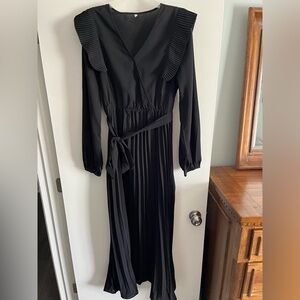 Women's Black Pleated Long Sleeve Dress